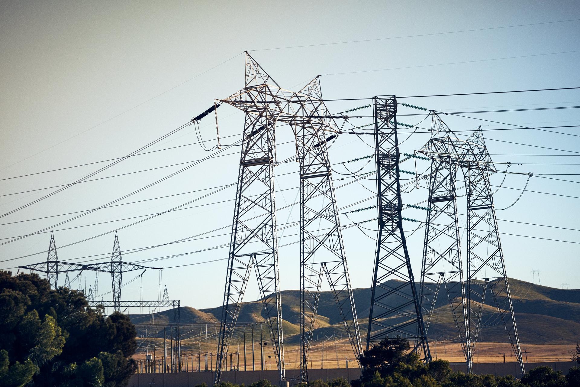 Image of power lines against the sky